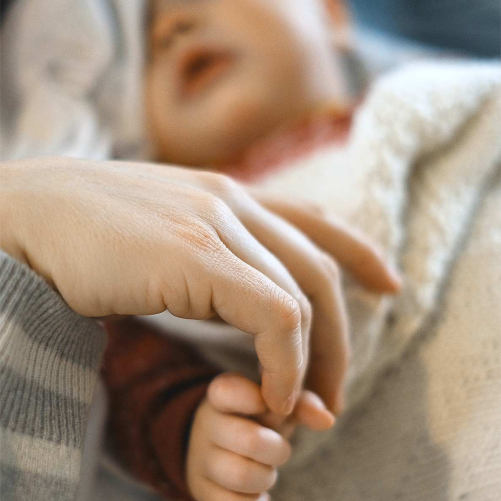 foto-baby-mit-hand-von-mutter