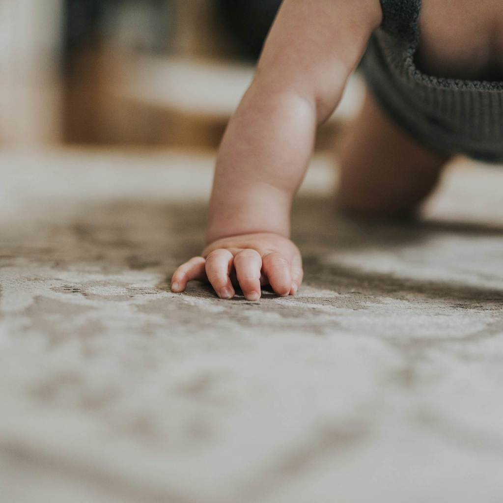 foto-babyhand-beim-krabbeln